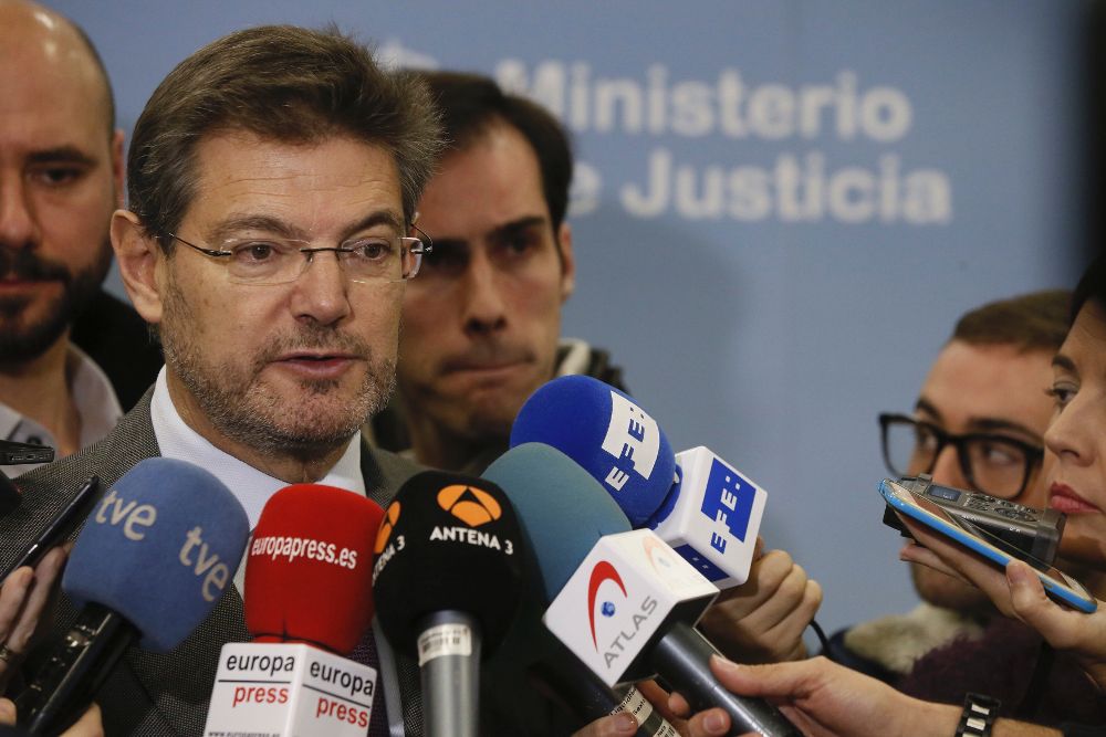 El ministro de Justicia, Rafael Catalá, atiende a los medios durante la inauguración de una jornada en la que se analiza el endurecimiento de las penas en los casos de maltrato animal.