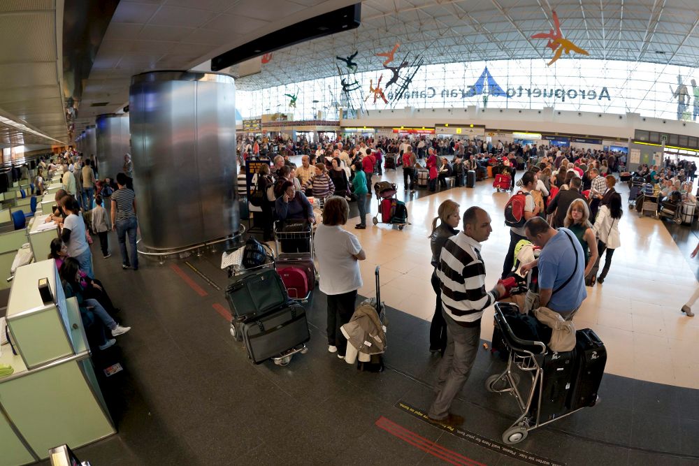 Cientos de personas esperan la salida de su vuelo en el aeropuerto de Gran Canarias.
