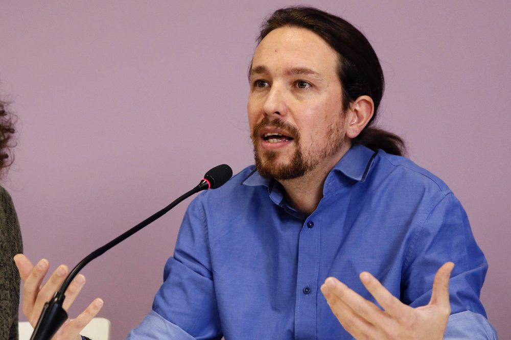 El líder de Podemos, Pablo Iglesias, durante la rueda de prensa que ha ofrecido tras la reunión mantenida hoy en Madrid con representantes de En Marea, En Comú Podem y Compromís Podemos.