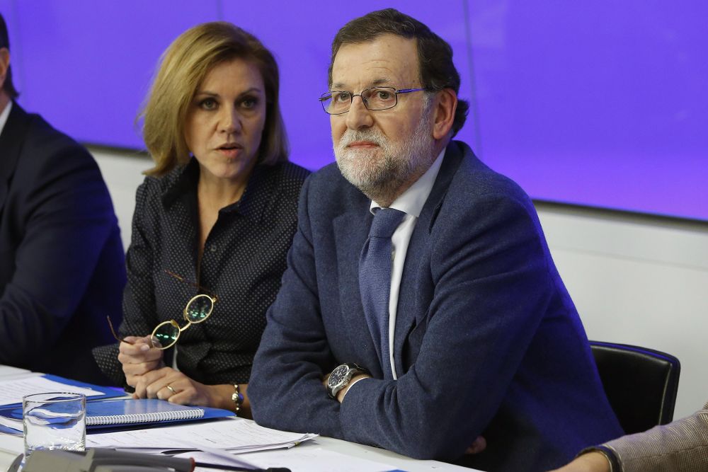 El presidente del Gobierno, Mariano Rajoy, conversa con la secretaria general del PP, María Dolores de Cospedal.