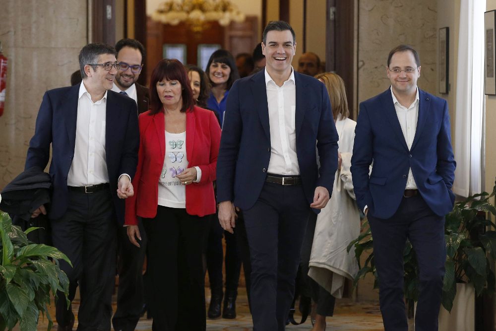 El secretario general del PSOE, Pedro Sánchez (2d), acompañado de la presidenta del partido, Micaela Navarro y los secretarios de Acción Política (i), Patxi López y Organización, César Luena.