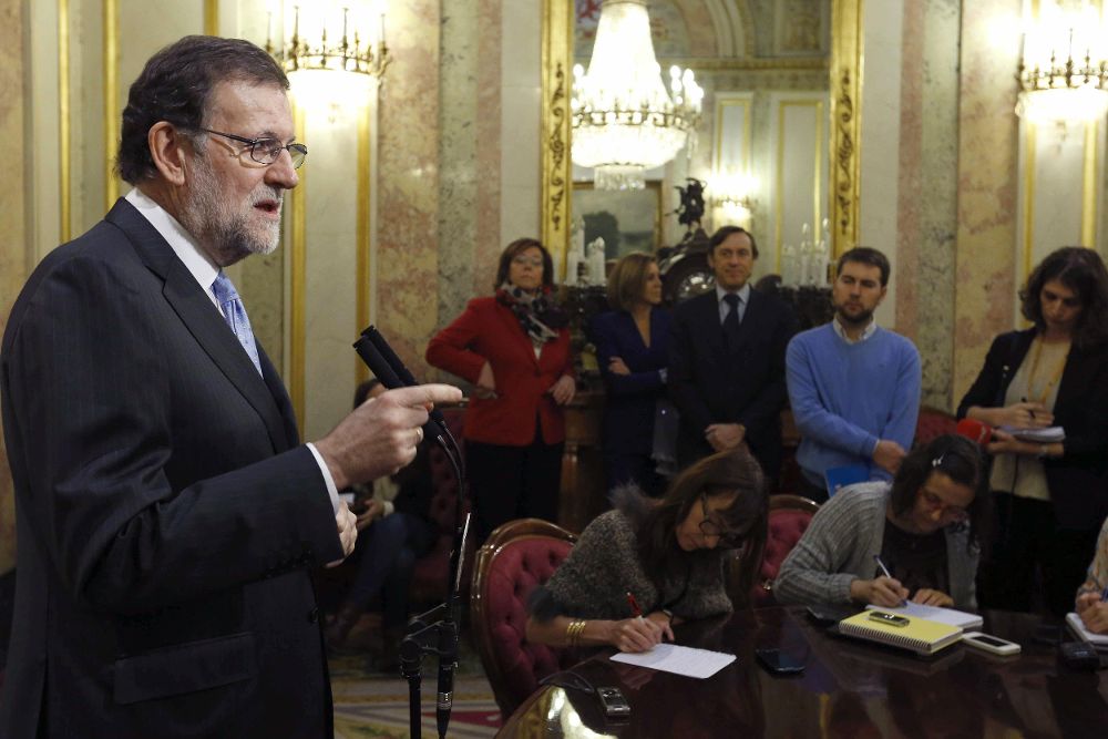 El presidente del PP, Mariano Rajoy, hace declaraciones tras la reunión que el grupo parlamentario popular ha celebrado hoy en el Congreso antes de la sesión constitutiva de la Cámara Baja.