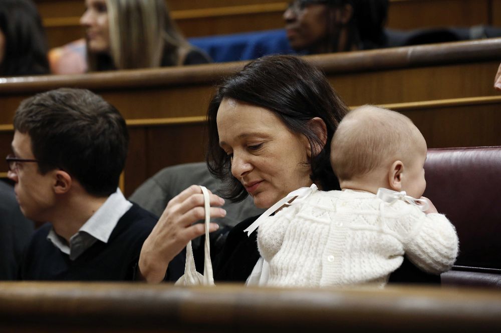 La diputada de Podemos Carolina Bescansa, con su bebé, en su escaño del Congreso.