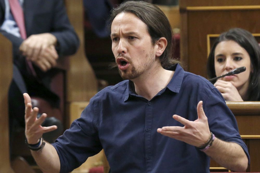 El líder de Podemos, Pablo Iglesias, promete acatar la Constitución utilizando para ello además el lenguaje de signos cuando ha afirmado: "Un país para su gente". 