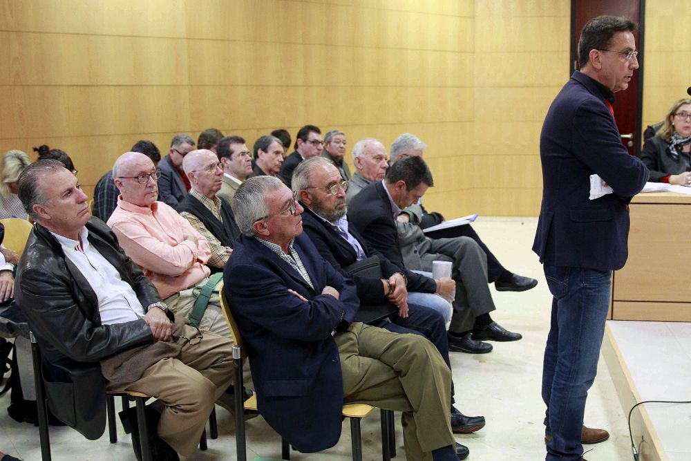 González Reverón (d), durante su declaración la segunda jornada del juicio del caso Arona, en la Audiencia de Santa Cruz.