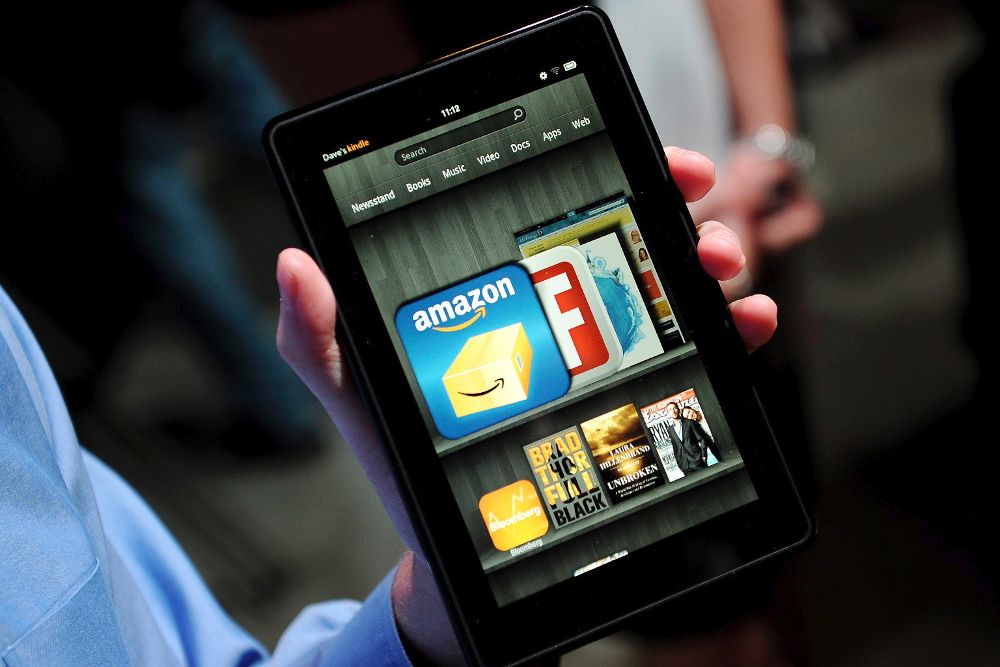 Un empleado de la tienda por internet Amazon muestra la tableta electrónica "Kindle Fire".
