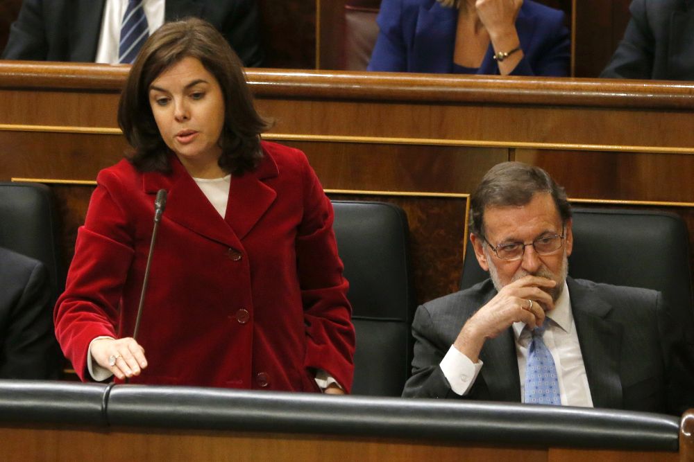 La vicepresidenta del Gobierno en funciones, Soraya Sáez de Santamaria, jura durantedurante la sesión constitutiva de la Cámara Baja.