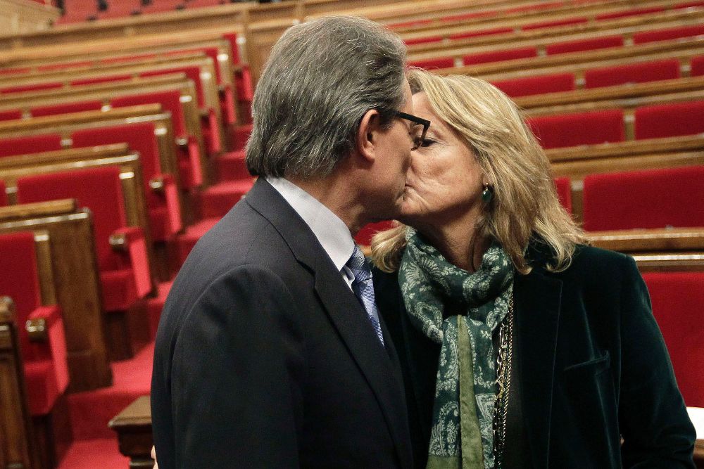 El expresidente Artur Mas y su esposa Helena Rakosnik, a la finalización de un pleno.