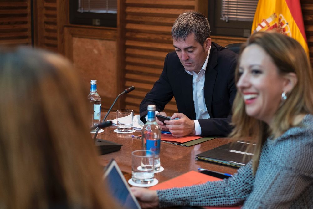 El presidente del Gobierno de Canarias, Fernando Clavijo, consulta su móvil, momentos antes de dar comienzo el último Consejo de Gobierno.