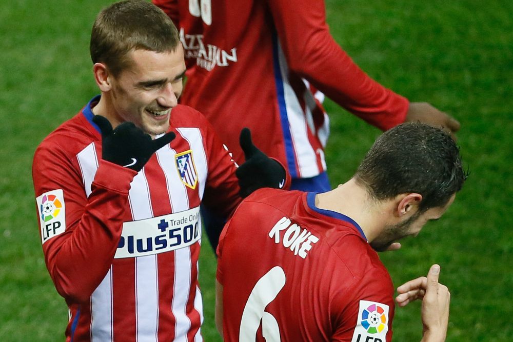 El delantero francés del Atlético de Madrid Antoine Griezmann (i) celebra con su compañero Jorge Resurrección "Koke", el gol marcado ante el Rayo Vallecano, el segundo del equipo.