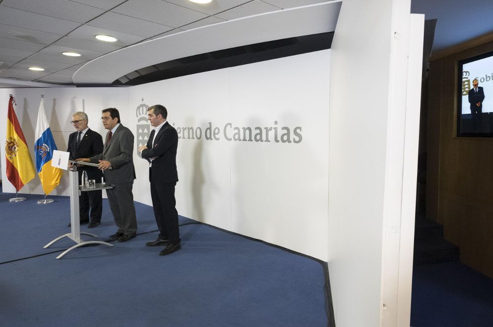 Los dos rectores con el presidente del Gobierno canario, ayer, en Las Palmas.