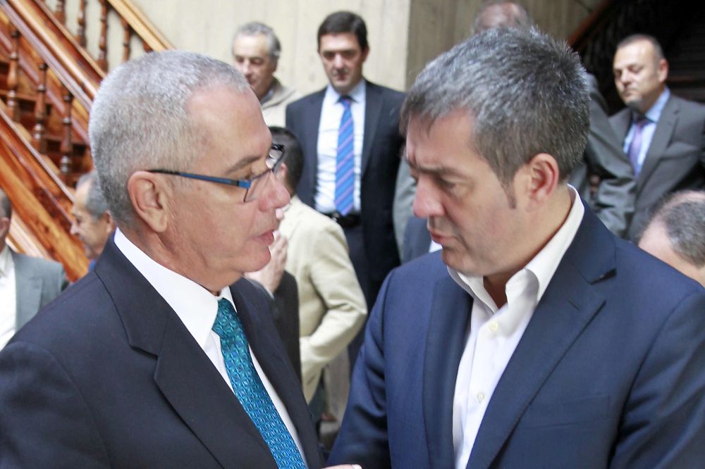 El presidente del Gobierno de Canarias, Fernando Clavijo (d), con el presidente de la Federación Provincial de Entidades de la Construcción, Oscar Izquierdo.