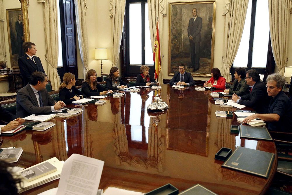 El presidente de la Cámara Baja, Patxi López (5d), preside la primera reunión de la Mesa del Congreso de la XI legislatura.