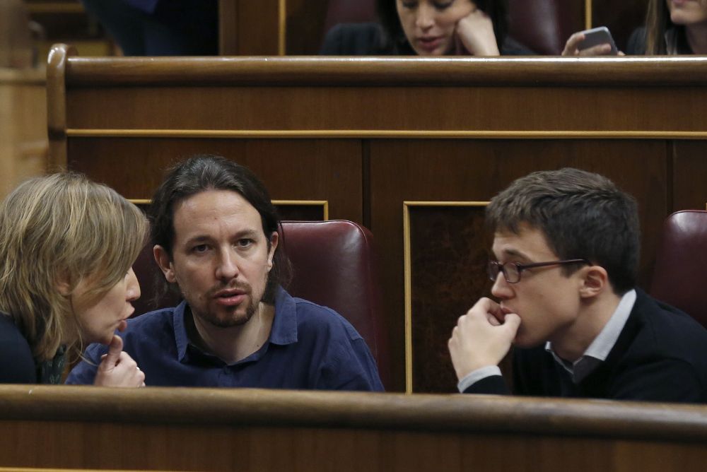 Íñigo Errejón (d) con Pablo Iglesias y Tania Sánchez durante la constitución de las nuevas Cortes Generales.