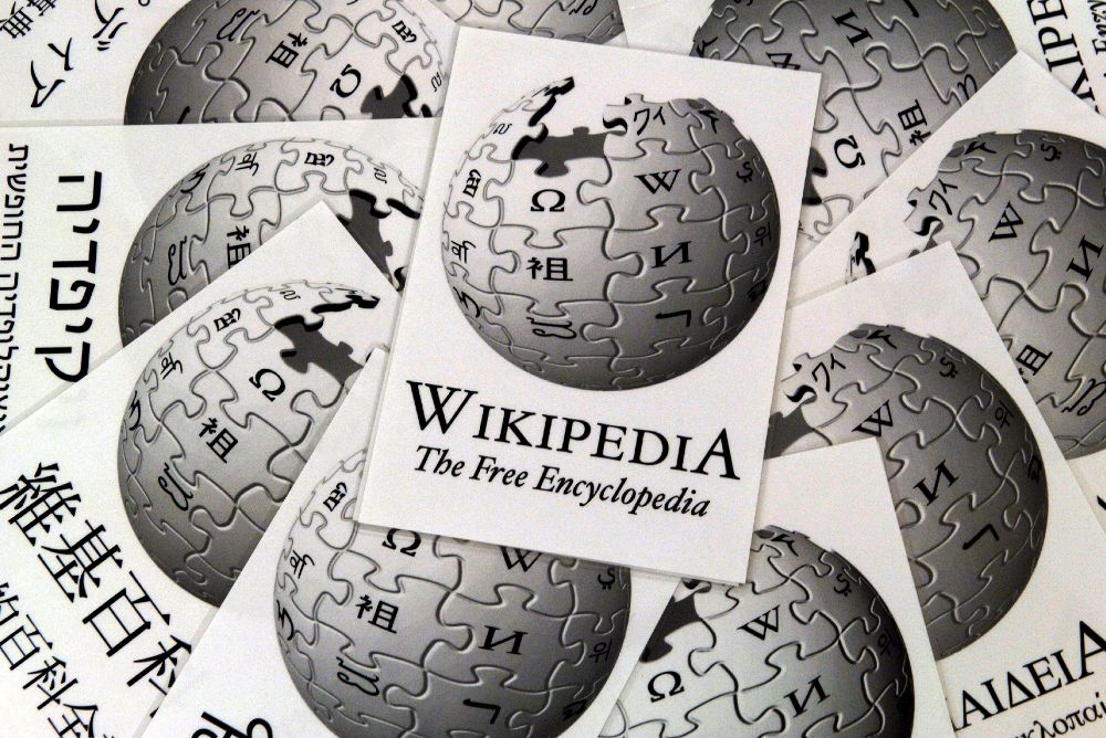 Logotipo, en varios idiomas, de la enciclopedia libre digital Wikipedia.