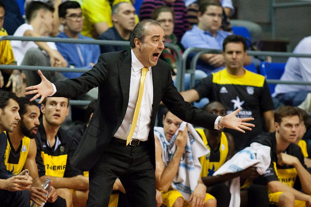 El entrenador del Iberostar Tenerife, Txus Vidorra, hace indicaciones a sus jugadores.