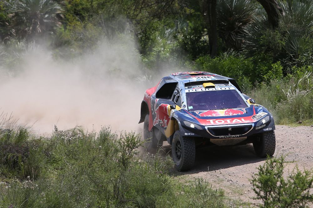 El frances Stephane Peterhansel (Peugeot) en la duodécima etapa del rally, entre las localidades de San Juan y Villa Carlos Paz (Argentina).