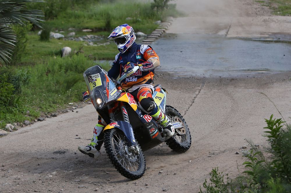 El australiano Toby Price (KTM) compite, ayer, viernes, durante la duodécima etapa del rally Dakar 2016, entre las localidades de San Juan y Villa Carlos Paz (Argentina).