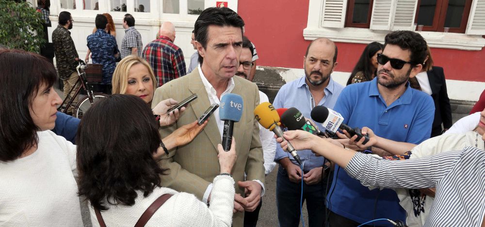 El ministro en funciones de Industria y presidente del PP de Canarias, José Manuel Soria, atiende a los medios de comunicación momentos antes de la reunión que celebró hoy en Las Palmas de Gran Canaria con los interventores y apoderados del PP.