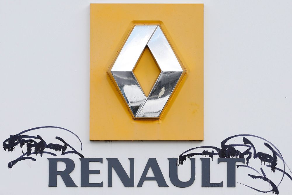 Vista del logotipo del constructor francés de automóviles Renault en la fachada de su sede en Boulogne Billancourt, cerca de París.