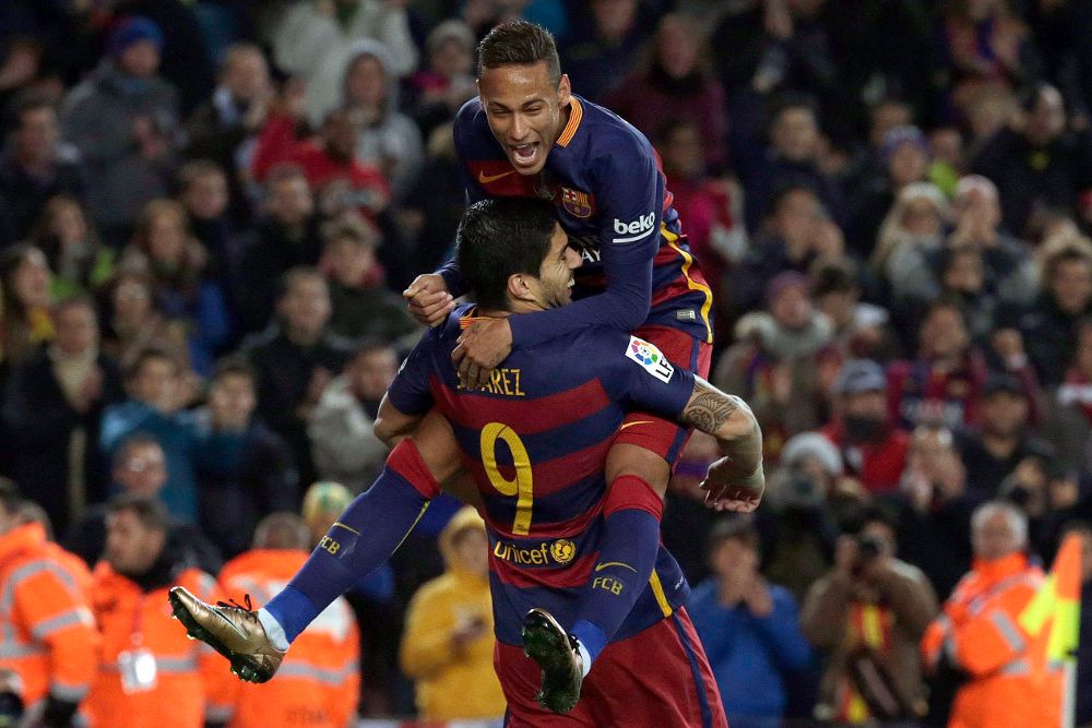 El delantero brasileño FC Barcelona Neymar (arriba) felicita a Luis Suárez tras marcar el quinto gol ante el Athletic de Bilbao.