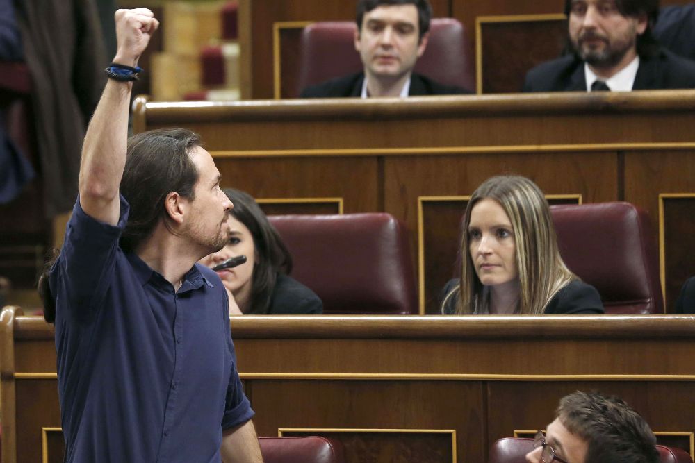 El líder de Podemos, Pablo Iglesias, se dirige a sus compañeros en el Congreso durante la jura o promesa del cargo de diputado.