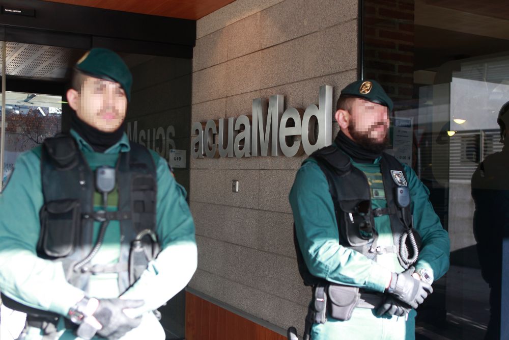 Agentes de la Guardia Civil se encuentran en la puerta de la empresa en la calle de Albasanz, en Madrid, para controlar los accesos. 