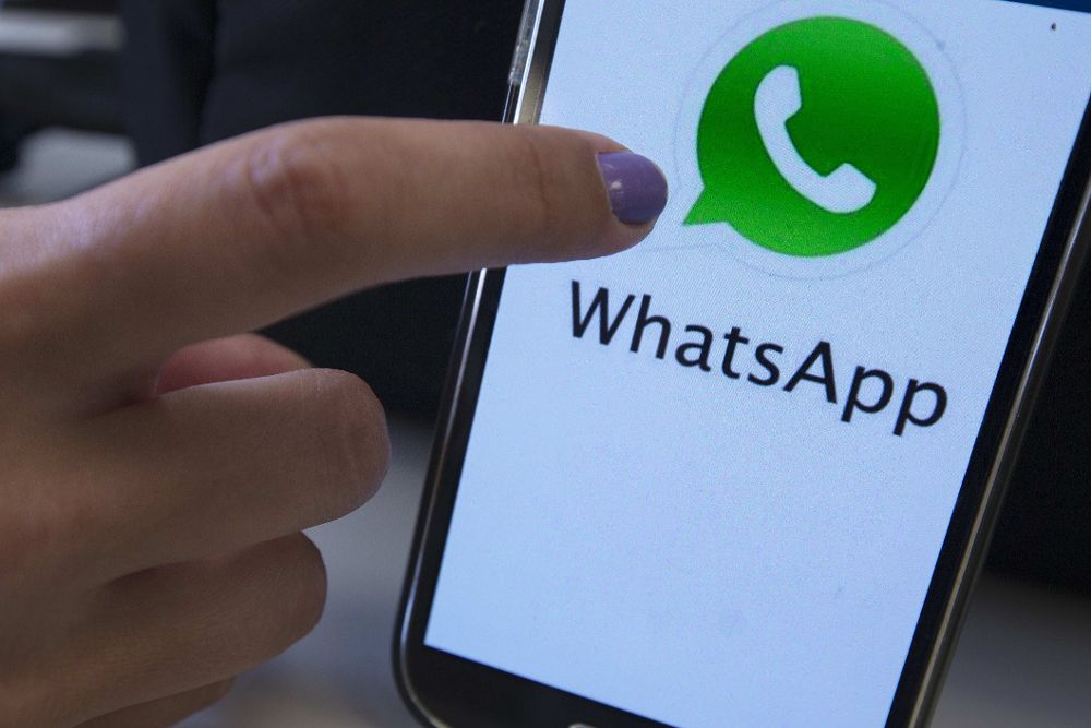 Fotografía de un teléfono móvil con el logo de la aplicación tecnológica WhatsApp.