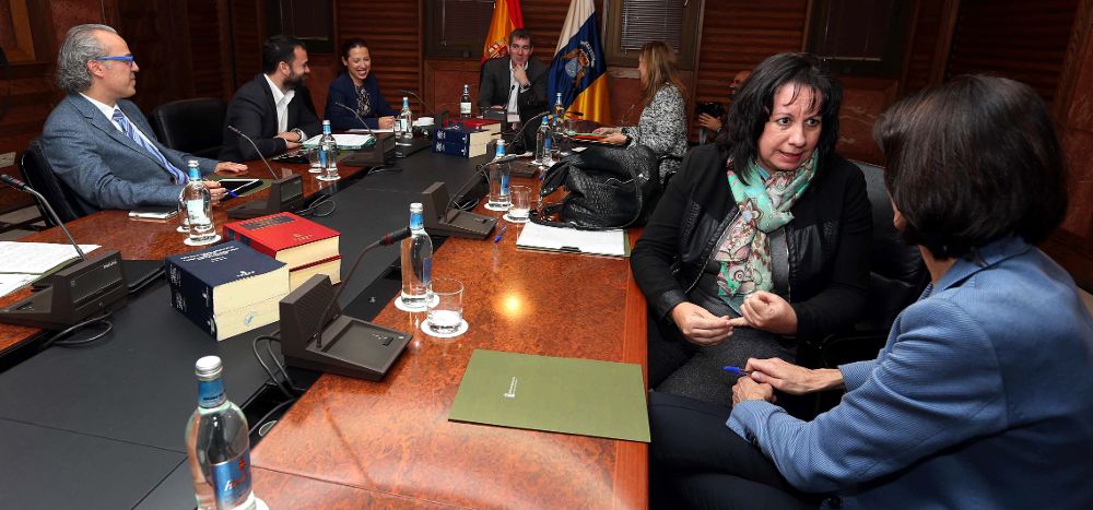 Las consejeras del Gobierno de Canarias de Educación, Soledad Monzón (2d), y de Turismo, María Teresa Lorenzo (d), conversan momentos antes de comenzar la reunión del consejo de gobierno, celebrada hoy en Las Palmas de Gran Canaria.