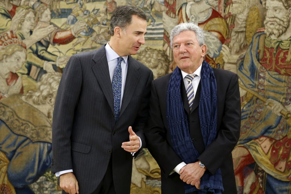 El Rey Felipe VI conversa con el diputado de Nueva Canarias Pedro Quevedo (d).