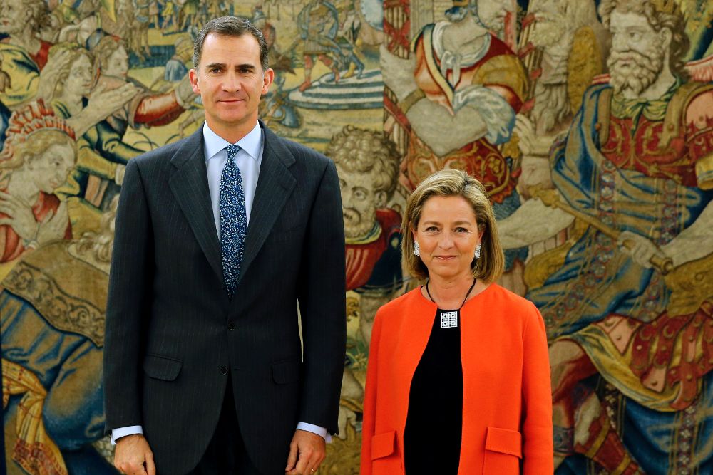 El Rey junto a la diputada de Coalición Canaria Ana Oramas durante la recepción en el Palacio de la Zarzuela, dentro de su ronda de consultas con los portavoces y candidaturas del Congreso.