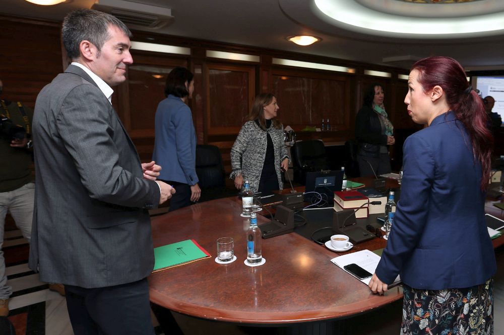 El presidente y la vicepresidenta del Gobierno de Canarias, Fernando Clavijo (i), y Patricia Hernández (d), conversan.