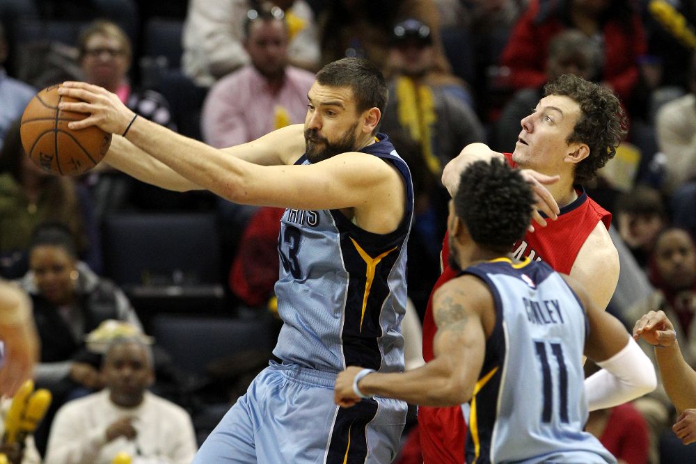 El jugador de los Grizzlies de Memphis, Marc Gasol (i) disputa el balón contra Omer Asik (d) de Pelicans de Nueva Orleans.