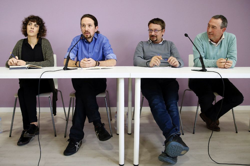 El líder de Podemos, Pablo Iglesias (2i), acompañado de los representantes de En Marea, En Comú Podem y Compromís Podemos. Alexandra Fernández, Xavier Domènech (2d), Joan Baldoví, respectivamente.