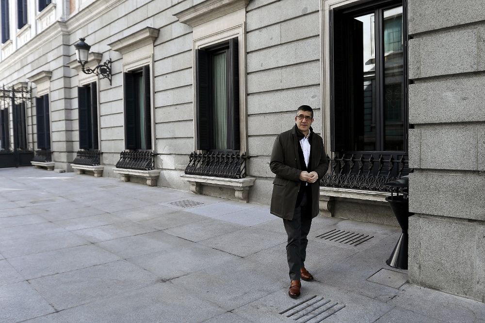 El presidente del Congreso de los Diputados, Patxi López, se dirige a su despacho en la Camara Baja.