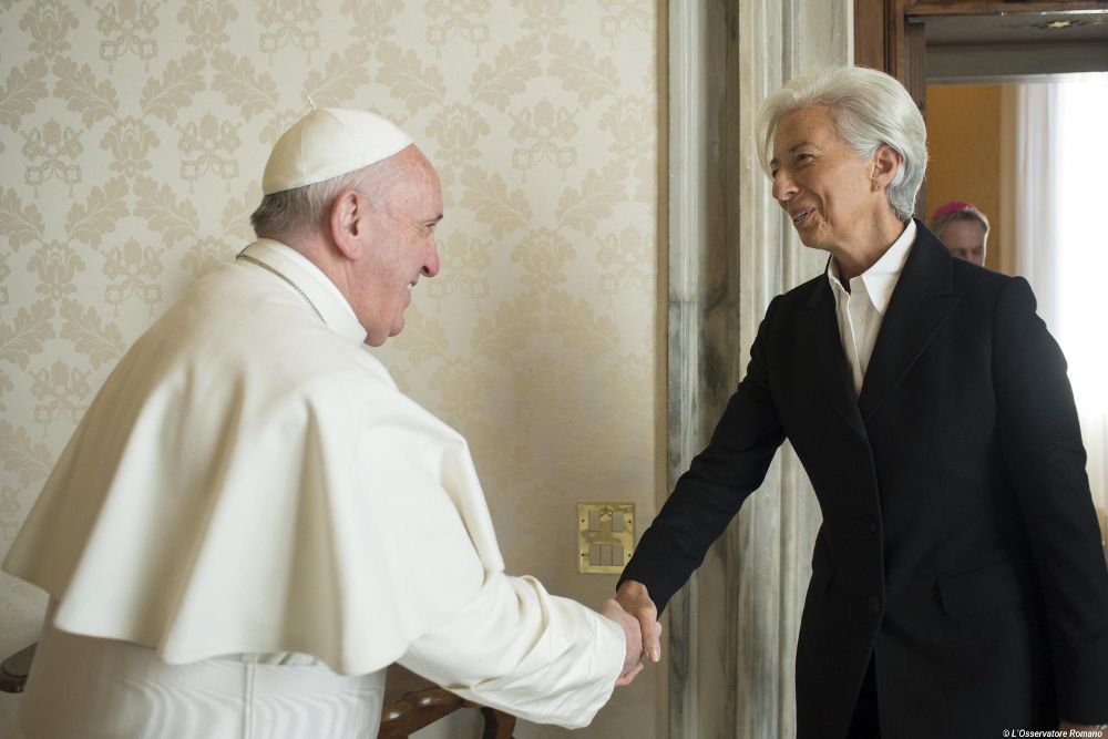 Fotografía facilitada por L'Osservatore Romano que muestra al papa Francisco (i) mientras estrecha la mano de la responsable del Fondo Económico Mundial.