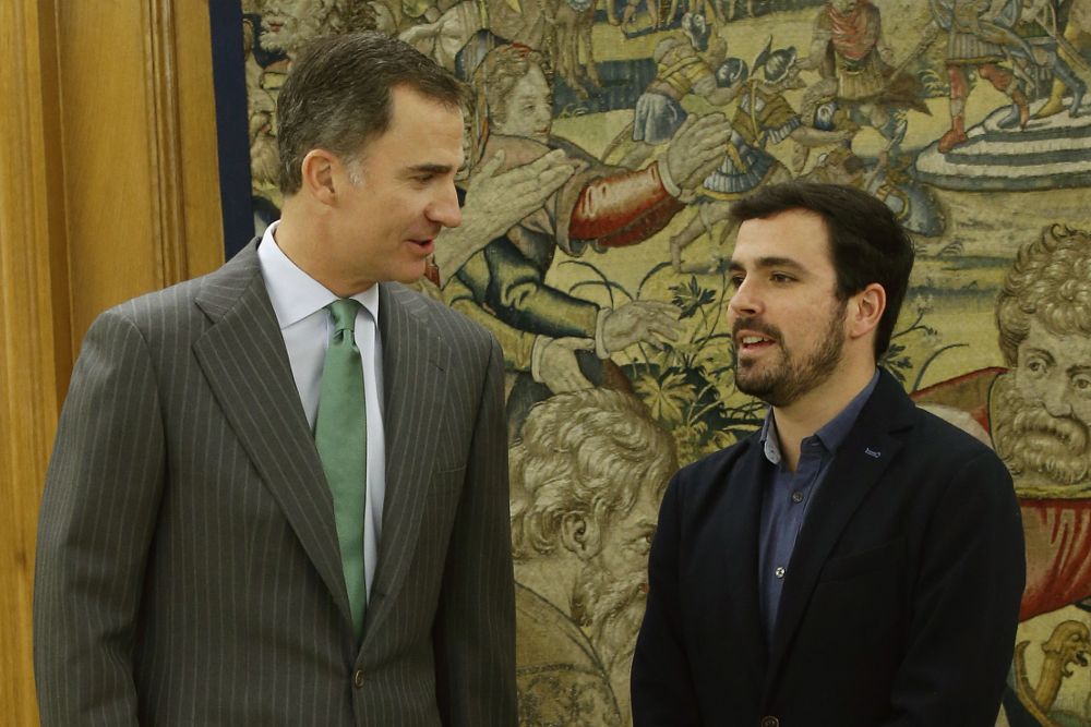 El Rey Felipe VI ha recibido hoy, en el Palacio de la Zarzuela, al líder de Izquierda Unida, Alberto Garzón (d).