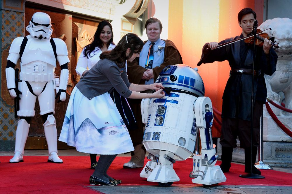 Vista de una boda de novios australianos fanáticos de 'Star Wars', en diciembre de 2015, en el Teatro Chino de Hollywood.
