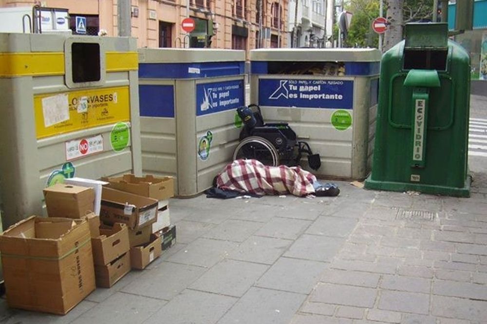 Un indigente durmiendo en una calle de Santa Cruz de Tenerife.