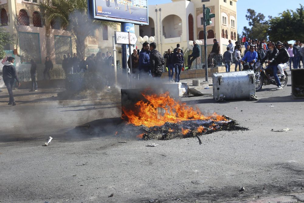 Un grupo de manifestantes bloquea una carretera durante los enfrentamientos contra la policía tunecina en la región de Kaserín.