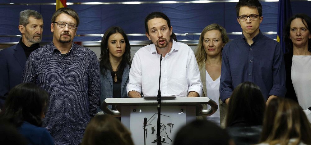 El secretario general de Podemos, Pablo Iglesias (c), durante la rueda de prensa que ha ofrecido en el Congreso de los Diputados.