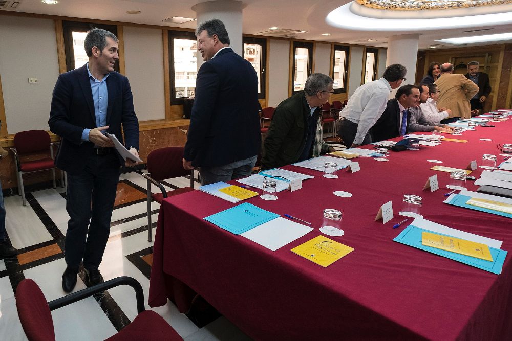 El presidente de Gobierno de Canarias, Fernando Calvijo (i), momentos antes de la reunión mantenida con los representantes de los siete cabildos, las universidades y los colectivos vinculados al deporte.