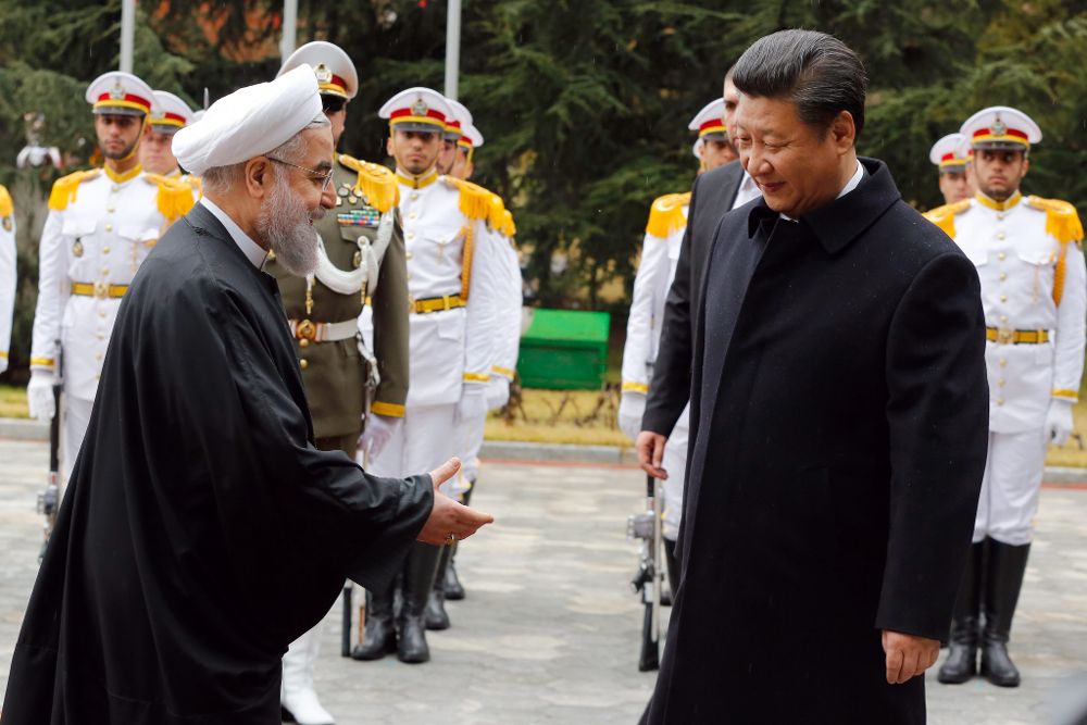 El presidente iraní, Hassan Rowhnai, da la bienvenida a su homólogo chino, Xi Jinping, en el palacio presidencial de Irán.