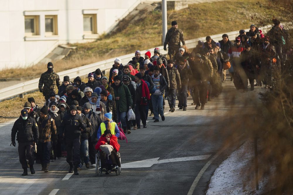 Refugiados cruzan la frontera entre Eslovenia y Austria, cerca del pueblo de Sentilj, Eslovenia, ayer, hoy 22 de enero.
