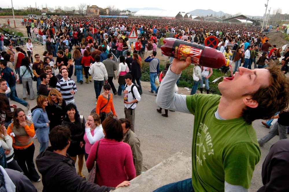 El botellón es la forma más habitual de consumo de alcohol entre los adolescentes españoles.
