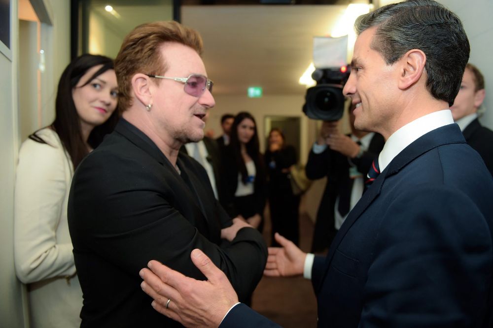 El presidente mexicano, Enrique Peña Nieto, charlas con Bono, el cantante y líder del grupo de música irlandés U2, en el Foro de Davos.