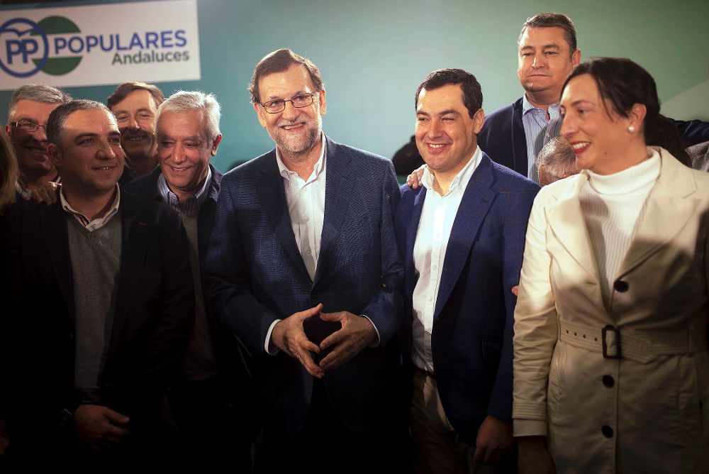 El presidente del Gobierno, Mariano Rajoy, junto al presidente del PP andaluz, Juanma Moreno (2d), momentos antes de presidir hoy la Junta Directiva del PP de Córdoba.