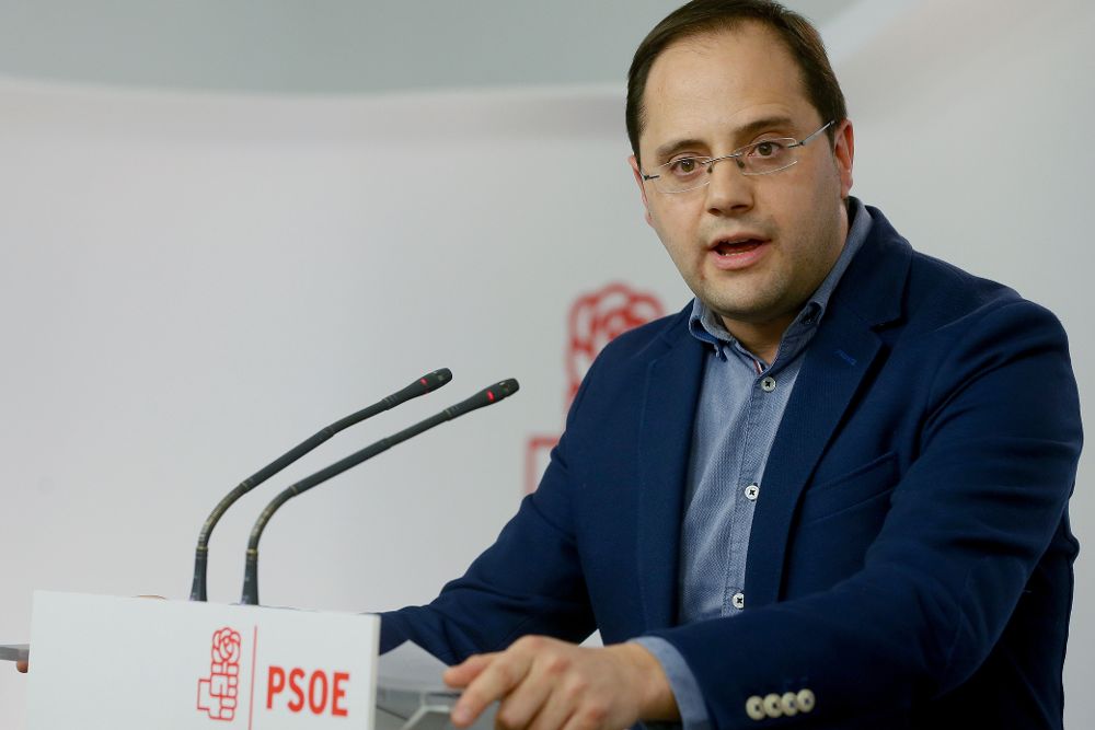 El secretario de Organización del PSOE, César Luena, durante la rueda de prensa ofrecida después de que Mariano Rajoy declinase ser el candidato a la investidura.