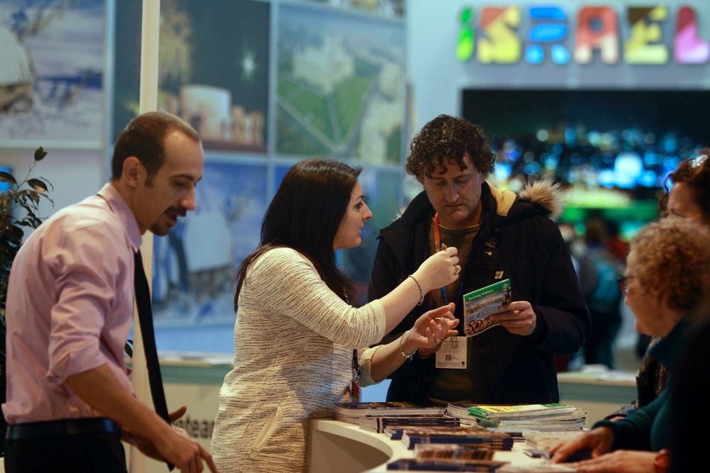 La 36 edición de la Feria Internacional de Turismo (Fitur), a la que asisten 9.419 empresas de 165 países, celebra hoy la penúltima jornada con la apertura de sus puertas al público.