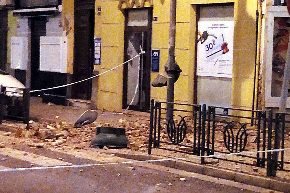 Aspecto de un inmueble afectado por el terremoto de 6.3 grados registrado hoy en el Mar de Alborán, que se ha percibido con mayor intensidad en Melilla.